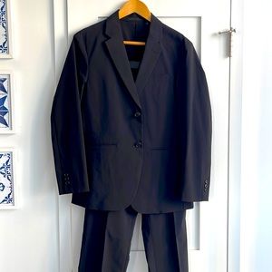 Uniqlo light weight suit NEVER WORN